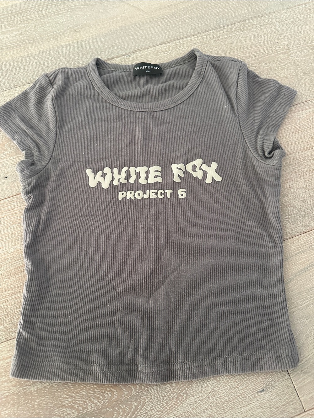 White Fox Boutique Charcoal Gray 'White Fox Project 5' Ribbed Crop Tee